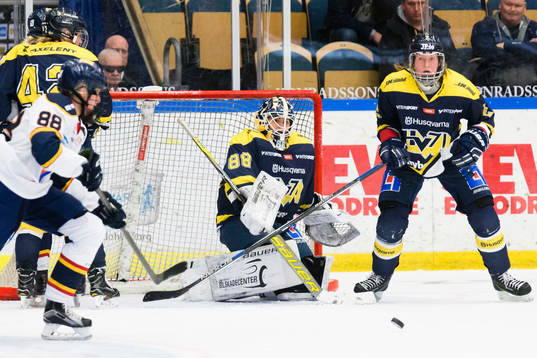 s målvakt Sabina Eriksson räddar