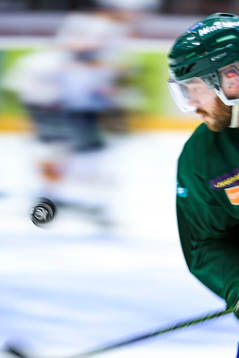 Färjestads Linus Persson dribblar med en puck