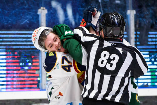 Djurgårdens Linus Johansson i bråk med Färjestads Magnus