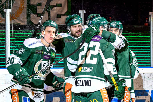 Färjestads Joel Eriksson Ek jublar med lagkamrater