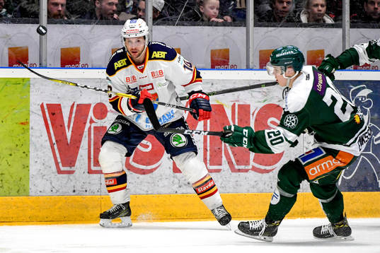 Djurgårdens Niclas Bergfors och Färjestads Joel Eriksson