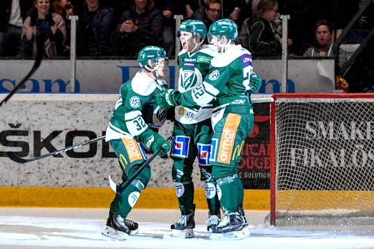 Färjestads Per Åslund jublar med Magnus Nygren och Joel