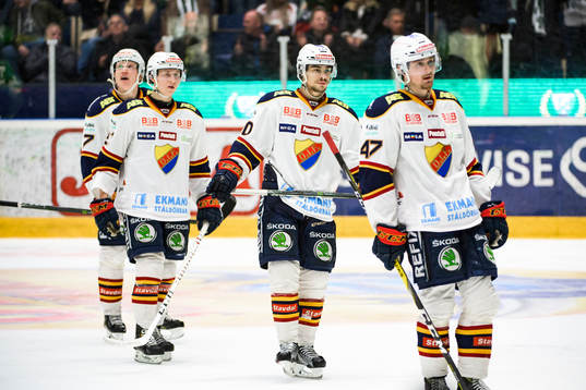 Djurgårdens Linus Johansson (th) deppar med lagkamrater