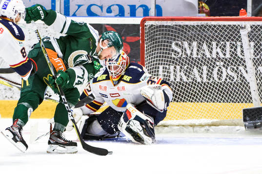 Färjestads Rasmus Asplund i en närkamp med Djurgårdens