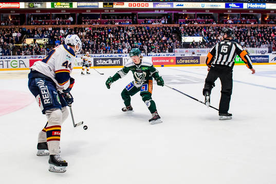 Djurgårdens Lukas Vejdemo och Färjestads Oskar Steen