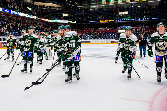 Färjestads spelare jublar och tackar publiken