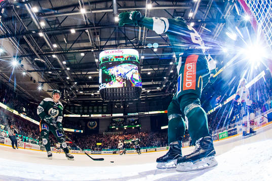 Färjestads Joel Eriksson Ek och Per Åslund jublar