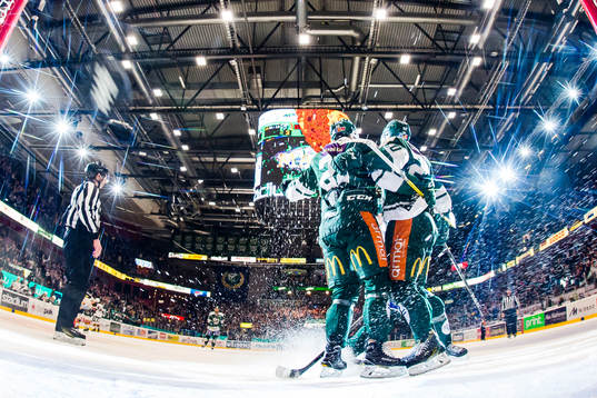 Färjestads Joel Eriksson Ek och Per Åslund jublar