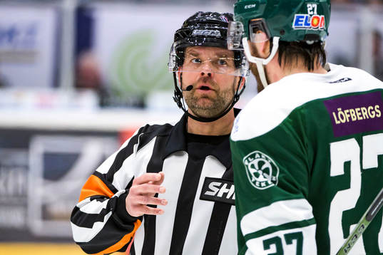Domare Patrik Sjöberg samtalar med Färjestads John Persson