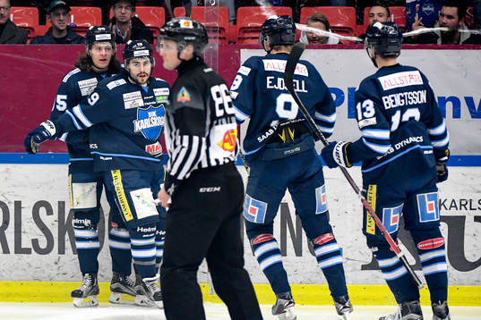 Karlskogas Carl Persson jublar med lagkamrater