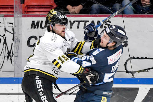 s Jonathan Andersson och Karlskogas Henrik Rommel i ett