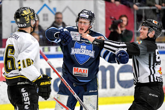 s Jonas Almtorp och Karlskogas Jacob Lundegård i ett gruff