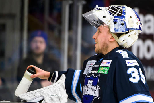 Karlskogas målvakt Emil Kruse jublar åt publiken
