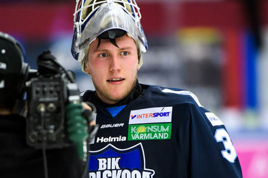 Karlskogas målvakt Emil Kruse blir intervjuad
