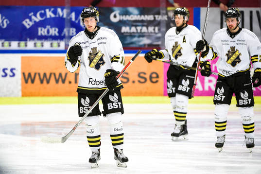 s Nicklas Heinerö med lagkamrater deppar