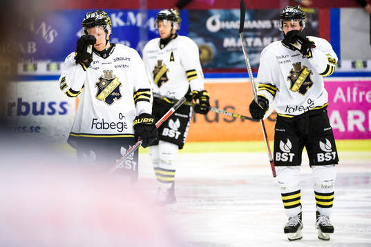 s Nicklas Heinerö med lagkamrater deppar