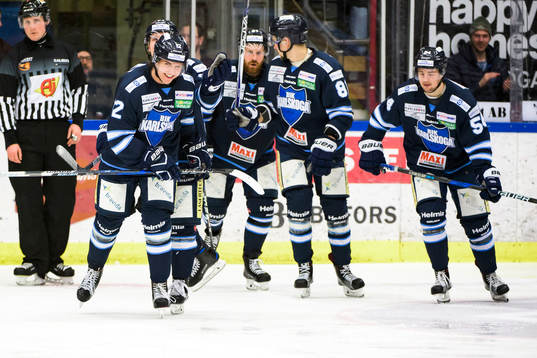 Karlskogas Oliver Eklind och lagkamrater jublar