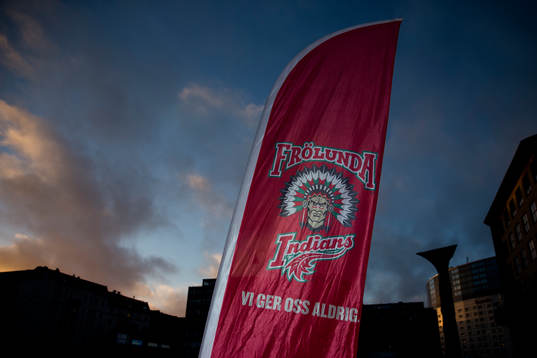 En Frölunda flagg utanför Scandinavium innan kvartsfinal