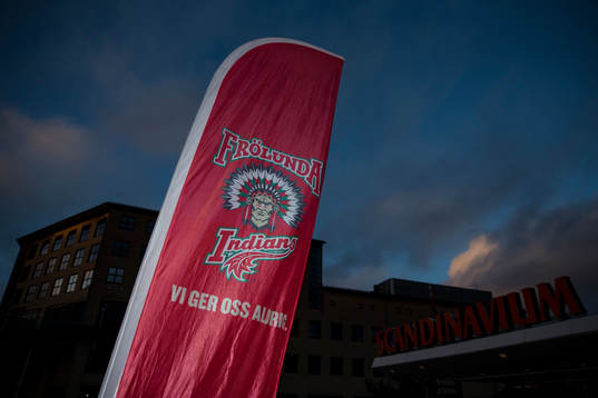 En Frölunda flagg utanför Scandinavium innan kvartsfinal