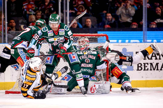 Frölundas Jonathan Sigalet tacklar Skellefteås Pär