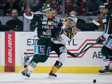 Frölundas Nicklas Lasu tacklar Skellefteås Pär Lindholm