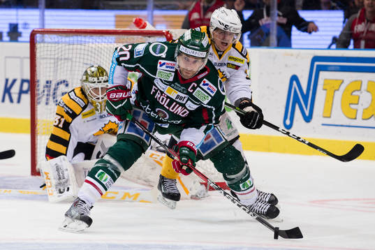 Frölundas Joel Lundqvist före Skellefteås Emil Djuse