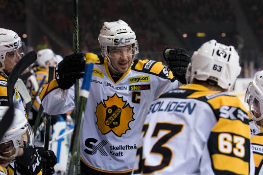 Skellefteås lagkapten Jimmie Ericsson manar på sitt lag