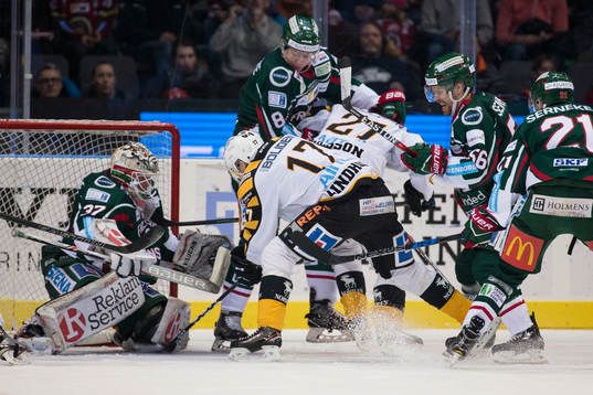 Skellefteås Pär Lindholm med chans framför Frölundas