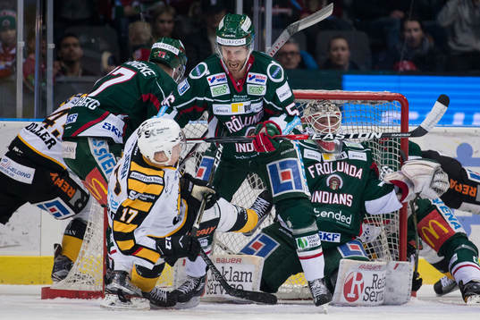 Frölundas Jonathan Sigalet tacklar Skellefteås Pär