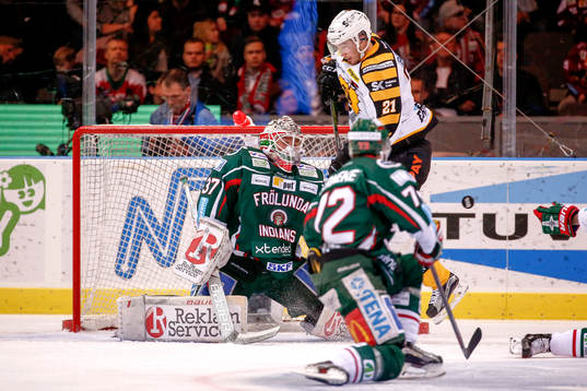 Frölundas målvakt Johan Gustafsson och Skellefteås