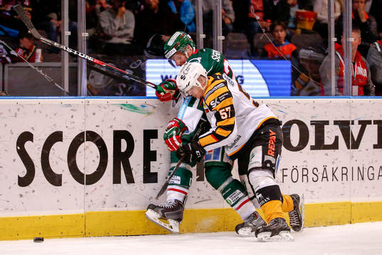 Frölundas Joel Lundqvist stoppas av Skellefteås Emil Djuse