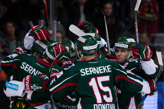 Frölundas Simon Hjalmarsson jublar och omfamnas