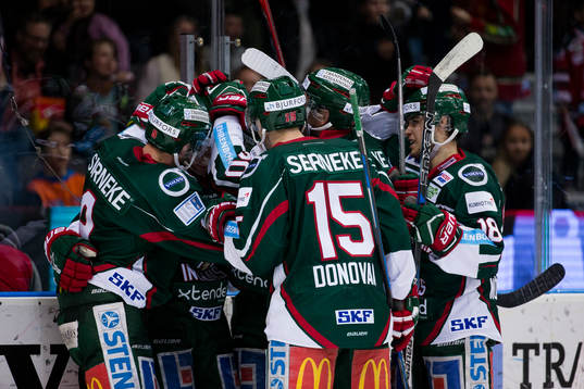 Frölundas Simon Hjalmarsson jublar och omfamnas