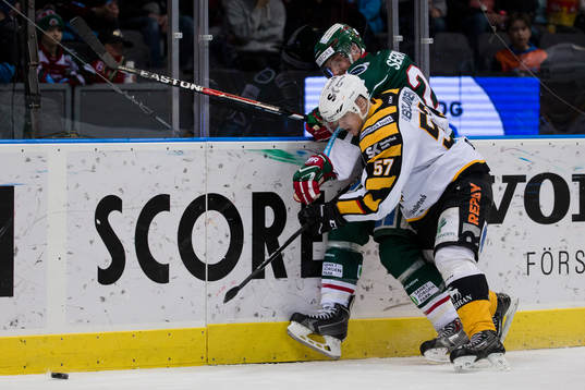 Skellefteås Emil Djuse tacklar Frölundas Joel Lundqvist