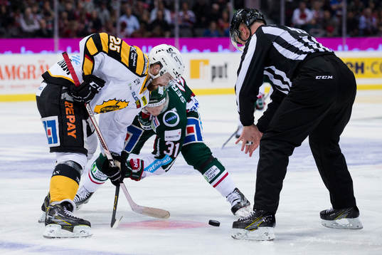 Skellefteås Axel Holmström tekar mot Frölundas Nicklas