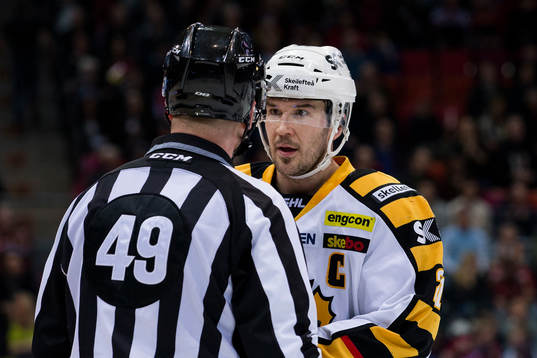 Skellefteås Jimmie Ericsson i diskussion med linjedomare