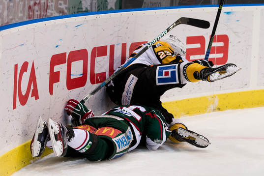 Frölundas Robin Figren tacklas omkull av Skellefteås Mark