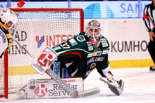 Frölundas målvakt Johan Gustafsson räddar ett skottunder