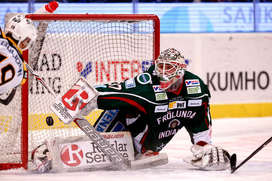 Frölundas målvakt Johan Gustafsson räddar