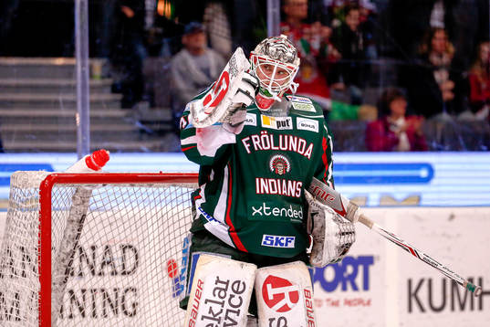 Frölundas målvakt Johan Gustafsson jublar