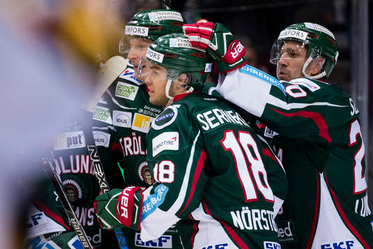 Frölundas Simon Hjalmarsson jublar och omfamnas