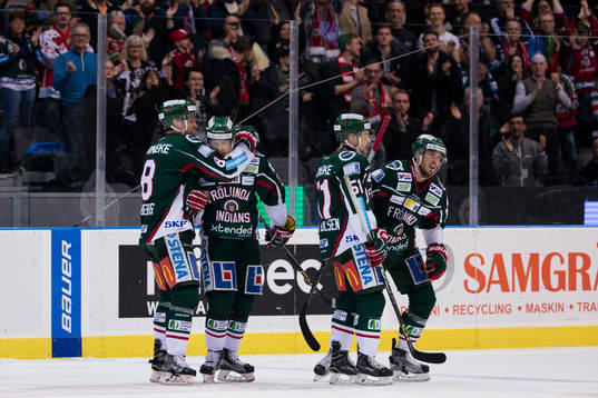 Frölundas Nicklas Lasu jublar och omfamnas av John Nyberg