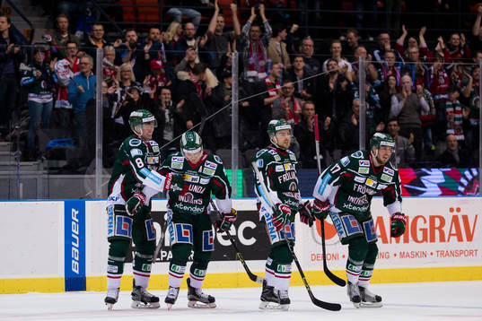 Frölundas Nicklas Lasu jublar och omfamnas av John Nyberg,