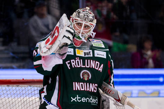 Frölundas målvakt Johan Gustafsson jublar