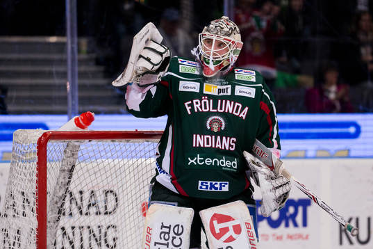 Frölundas målvakt Johan Gustafsson jublar
