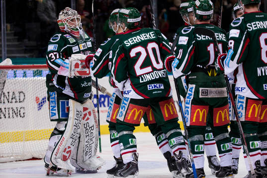 Frölundas målvakt Johan Gustafsson jublar ihop med