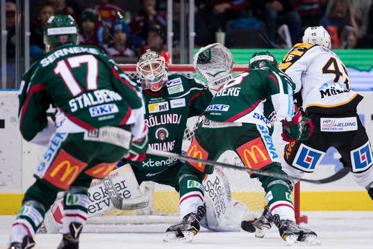 Frölundas målvakt Johan Gustafsson fokuserar på pucken i