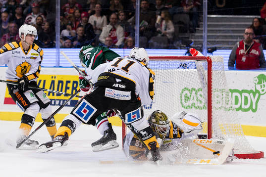 Frölundas Casey Wellman tacklas av Skellefteås Henrik