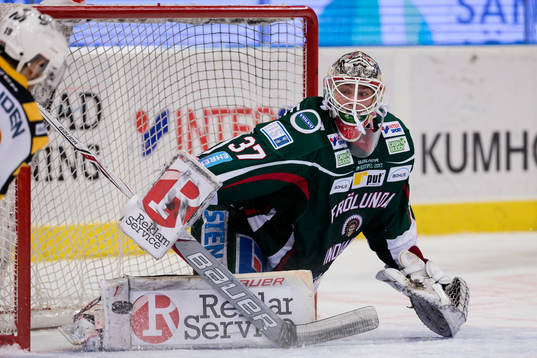 Frölundas målvakt Johan Gustafsson räddar ett skott