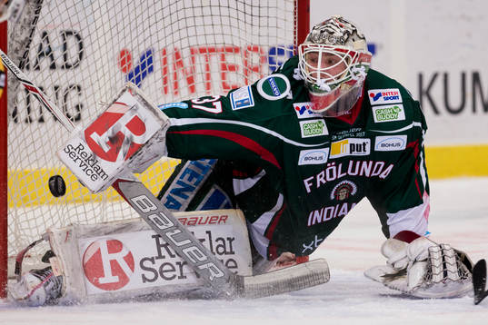 Frölundas målvakt Johan Gustafsson räddar ett skott